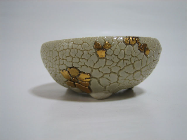 梅花皮釉金飛ばし円形三足鉢（正面）
