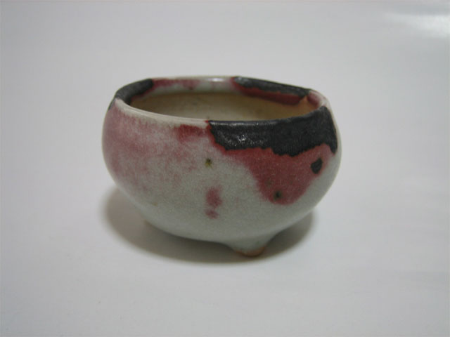 箔釉銅置円形三足小鉢（正面）