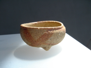 緋襷円形三足小鉢（正面）