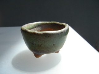緑釉円形三足直足小鉢（正面）