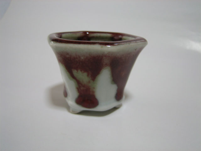 辰砂釉六角三足小鉢（正面）