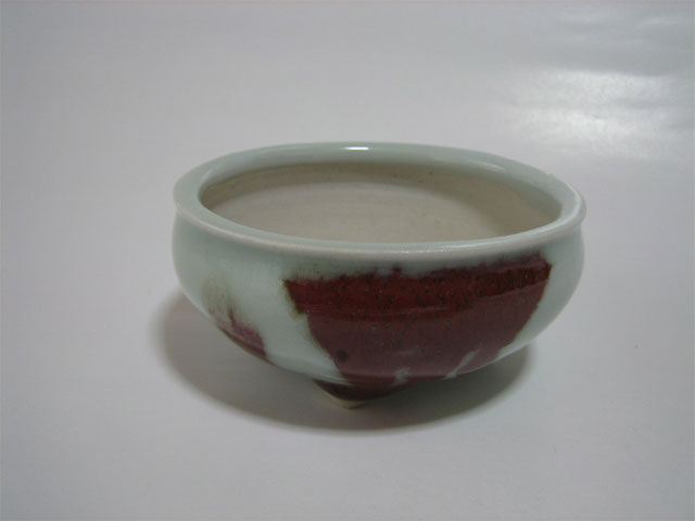 青磁釉飛辰砂三足円形小鉢（正面）