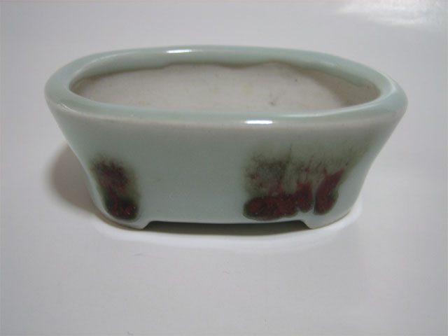 青磁釉飛辰砂楕円鉢（正面）