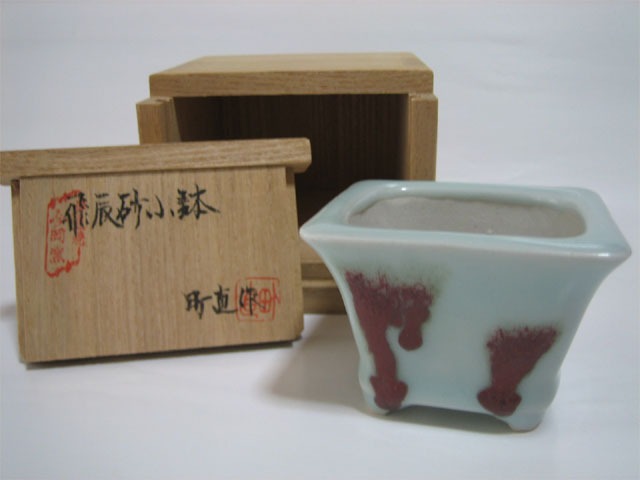 青磁釉飛辰砂正方角深鉢（正面）