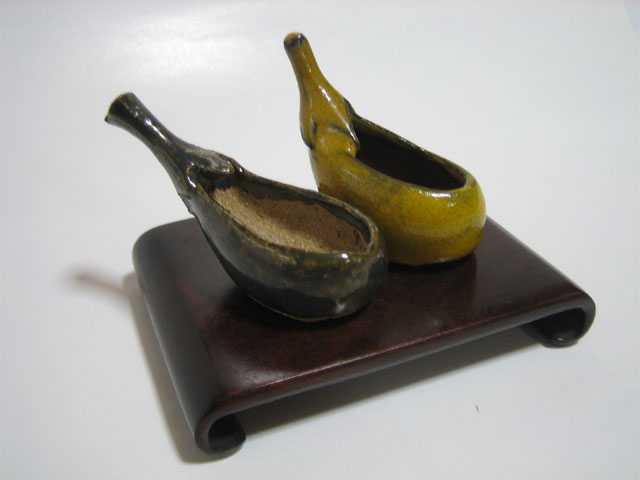 黒釉黄釉茄子型極小鉢